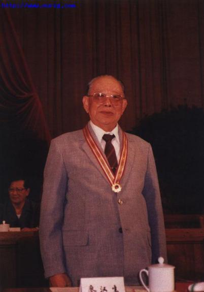 1988年8月1日廖漢生接受一級紅星功勳榮譽章
