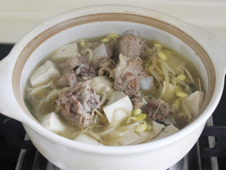 豆腐豆芽排骨湯