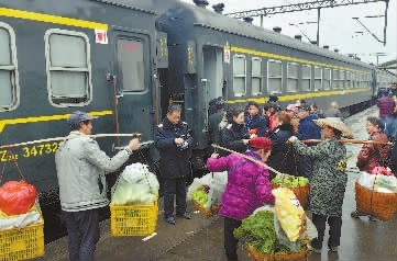 列車員給在漾頭站準備上車的民眾補票