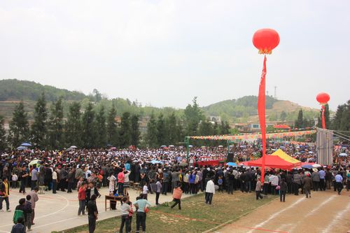 龍街村(雲南省大理南澗彝族自治縣小灣東鎮龍街)