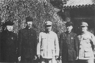 張軫(左一)