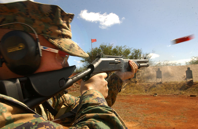 一名士兵正在使用M1014霰彈槍