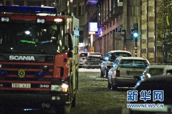 一輛消防車停在爆炸現場附近