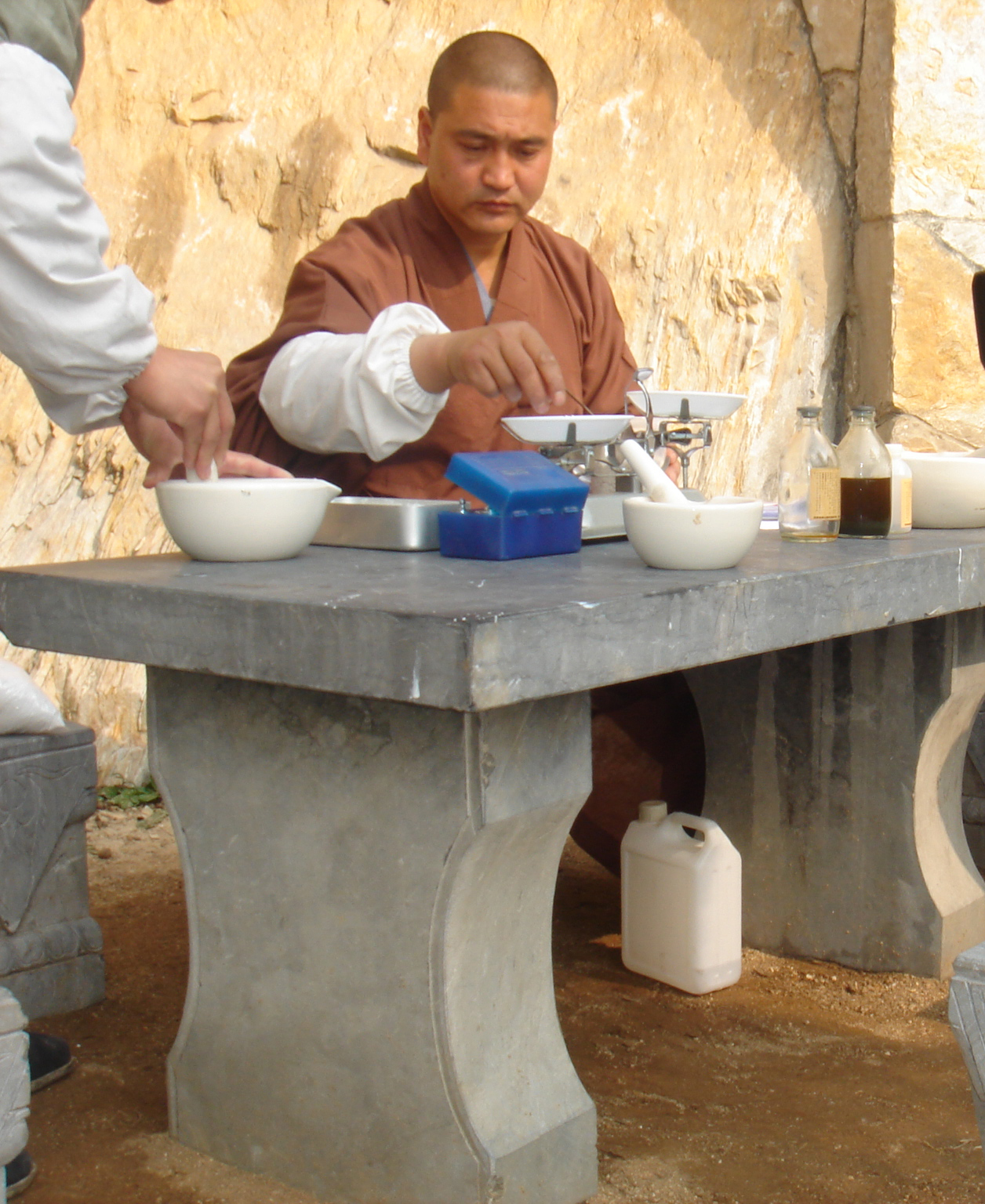 釋德建禪師配置少林藥劑