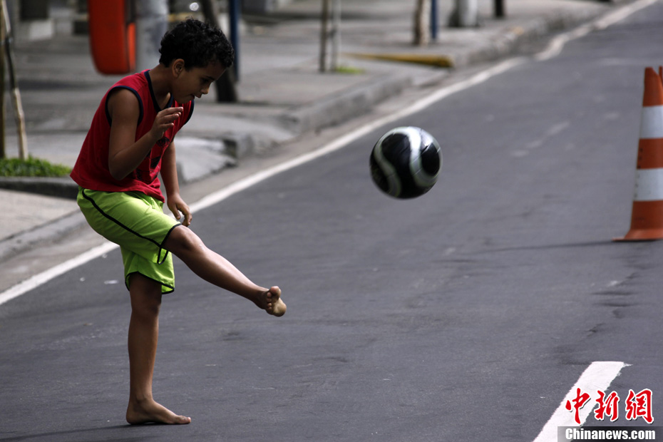 里約街頭踢足球的少年