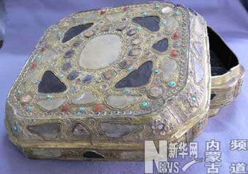 這是一件經文物保護專家修復的包銀鎦金漆盒