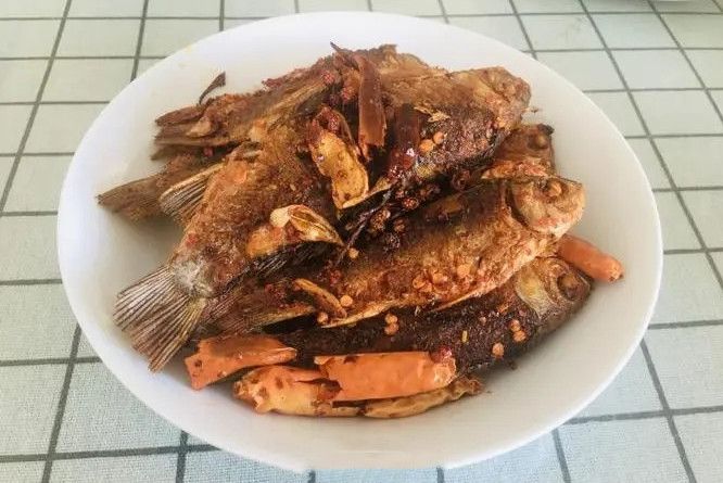 秘制香酥鯽魚