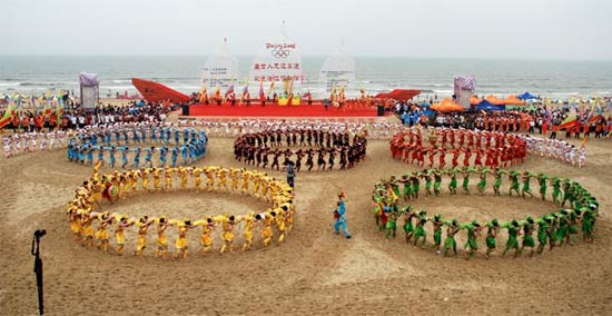 東海島人龍沙灘旅遊文化節的人龍舞表演