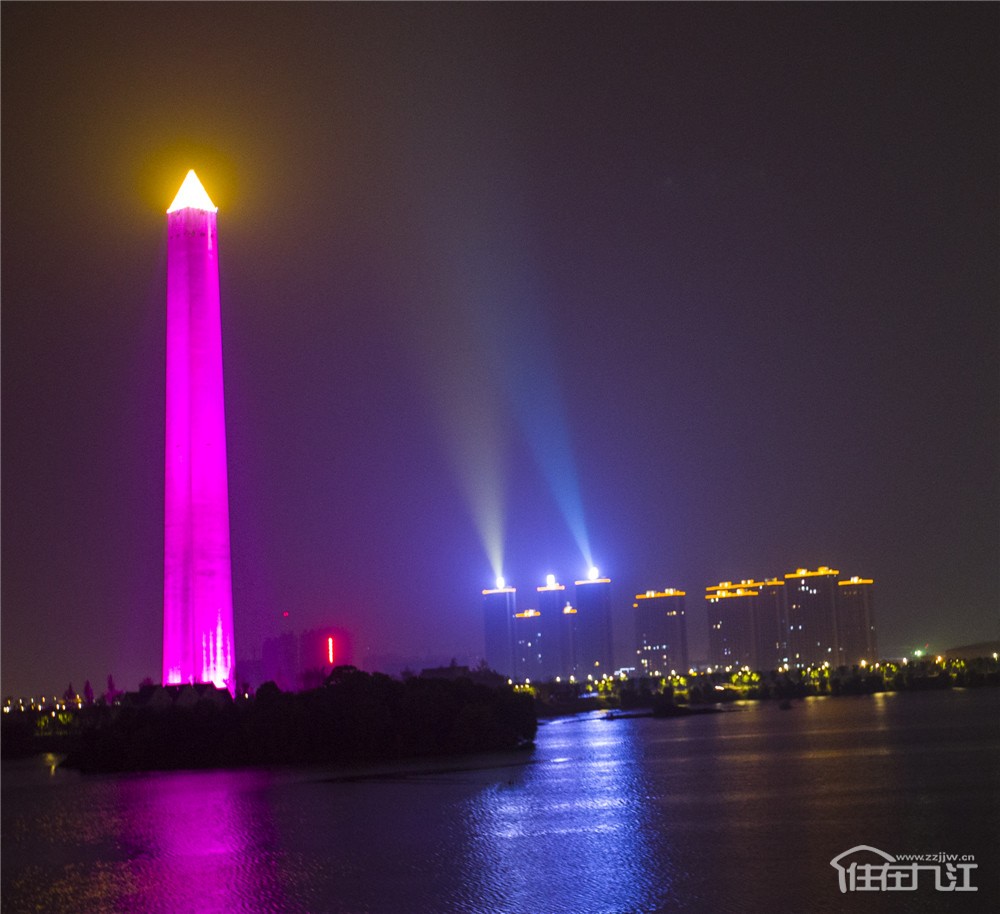 勝利碑夜景