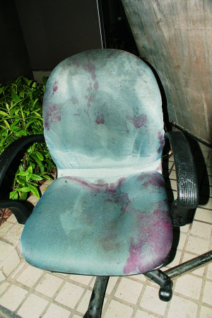 事故後帶血跡的椅子