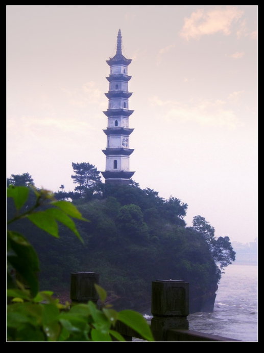 湖岩塔