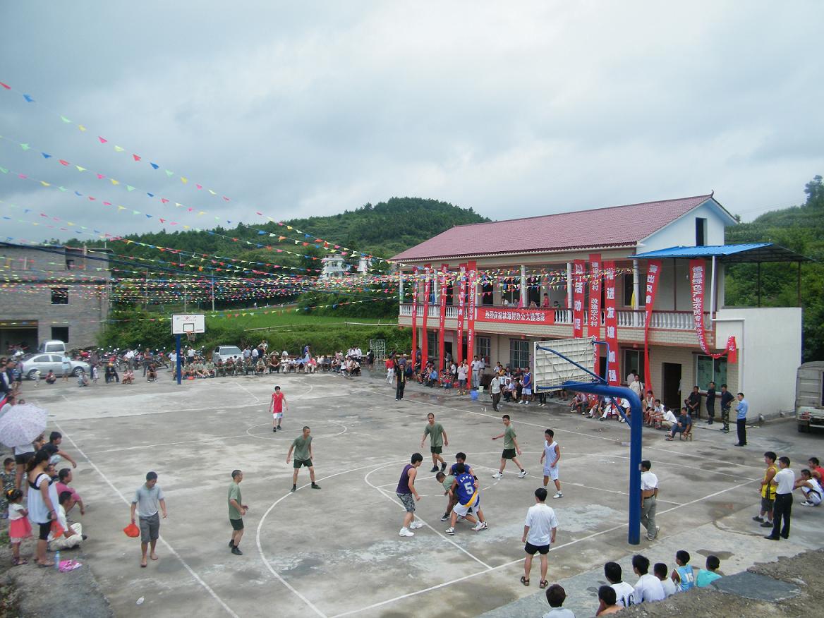 青年湖村