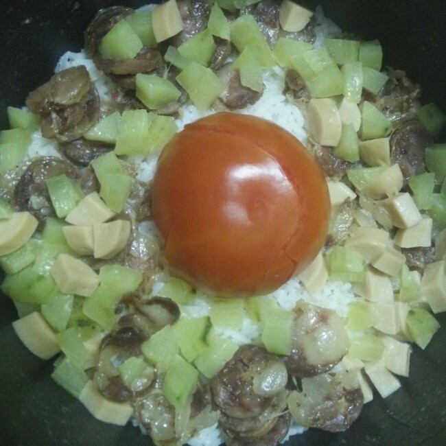 電飯煲番茄臘腸拌飯