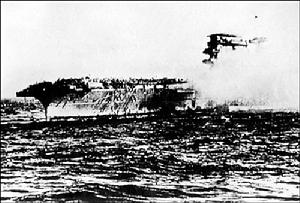 燃燒中的列剋星敦號航母被擊中後正在下沉。