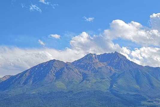 牛心山(吉林省長白山脈老爺嶺下的山脈)