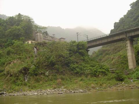 從水上看大瑤山隧道