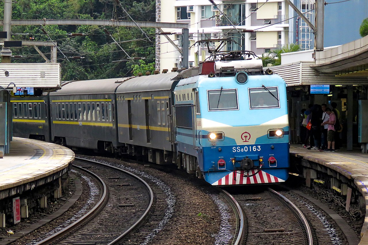 韶山8型0163號機車牽引滬九直通車通過港鐵大學站