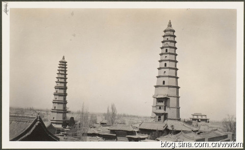 1910年拍攝，左側為清應寺塔