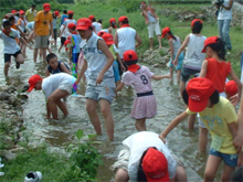 大若岩鎮遊客抓魚