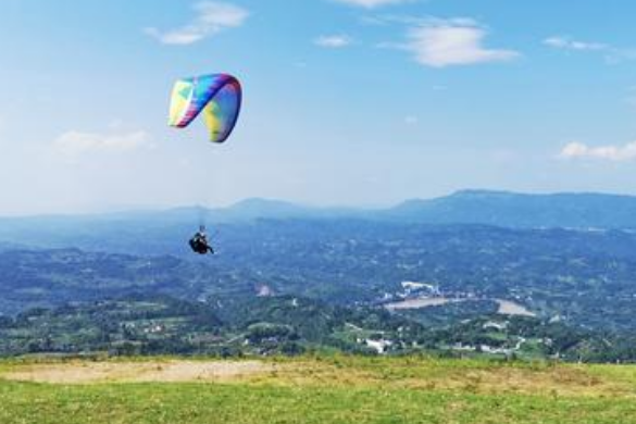 在雲端龍登山滑翔傘基地