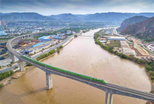 CR200J復興號動車組列車通過中川城際鐵路西固黃河特大橋