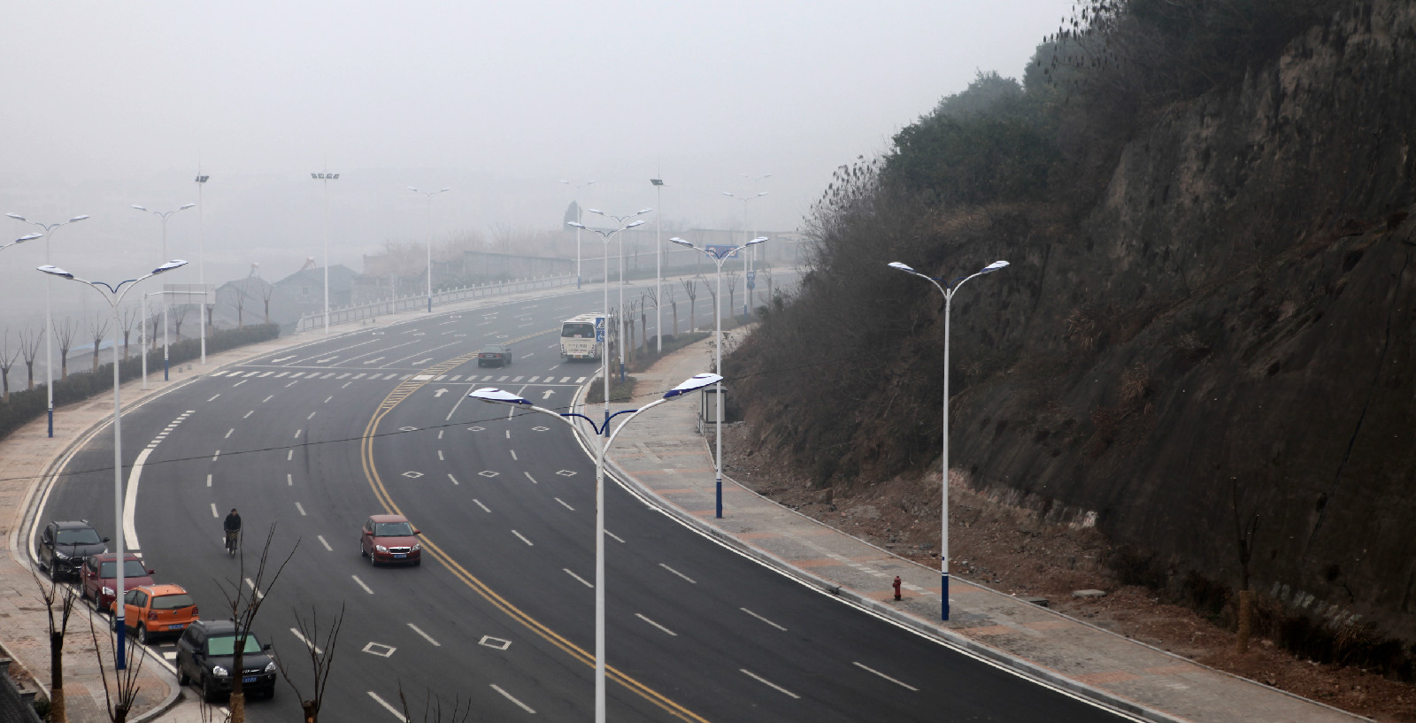 首條城市道路“江南大道”竣工通車