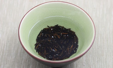 黑蒜菰米排骨湯