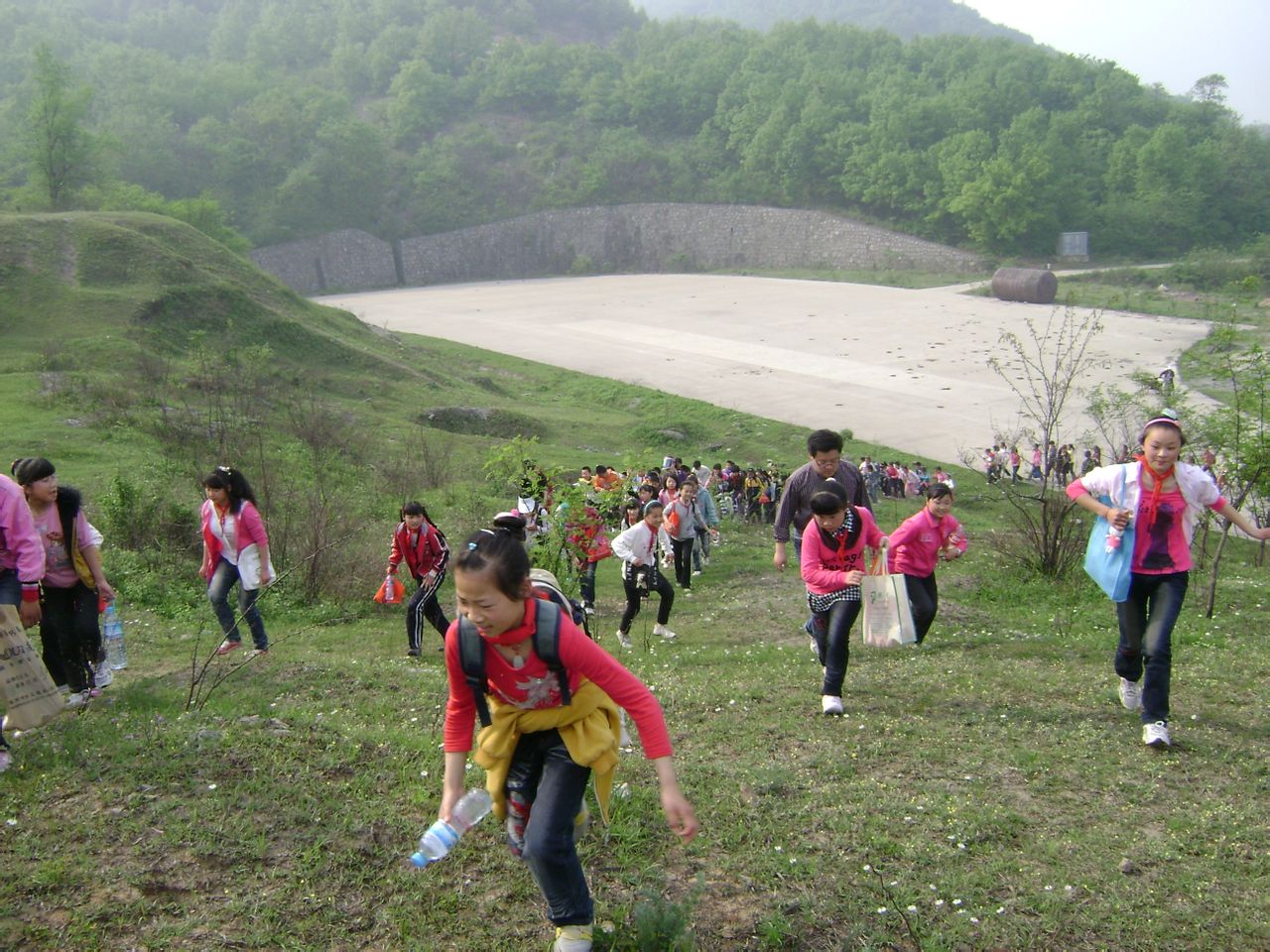 肥東縣包公學區中心國小的同學們春遊太子山