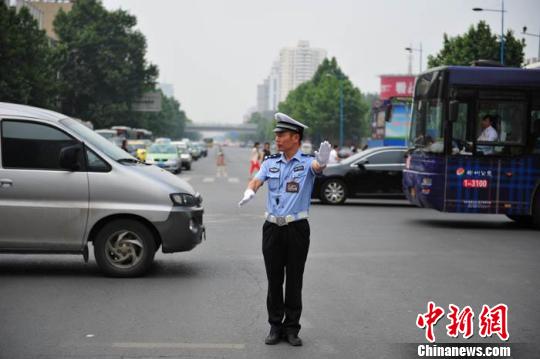 指揮交通的楊華民