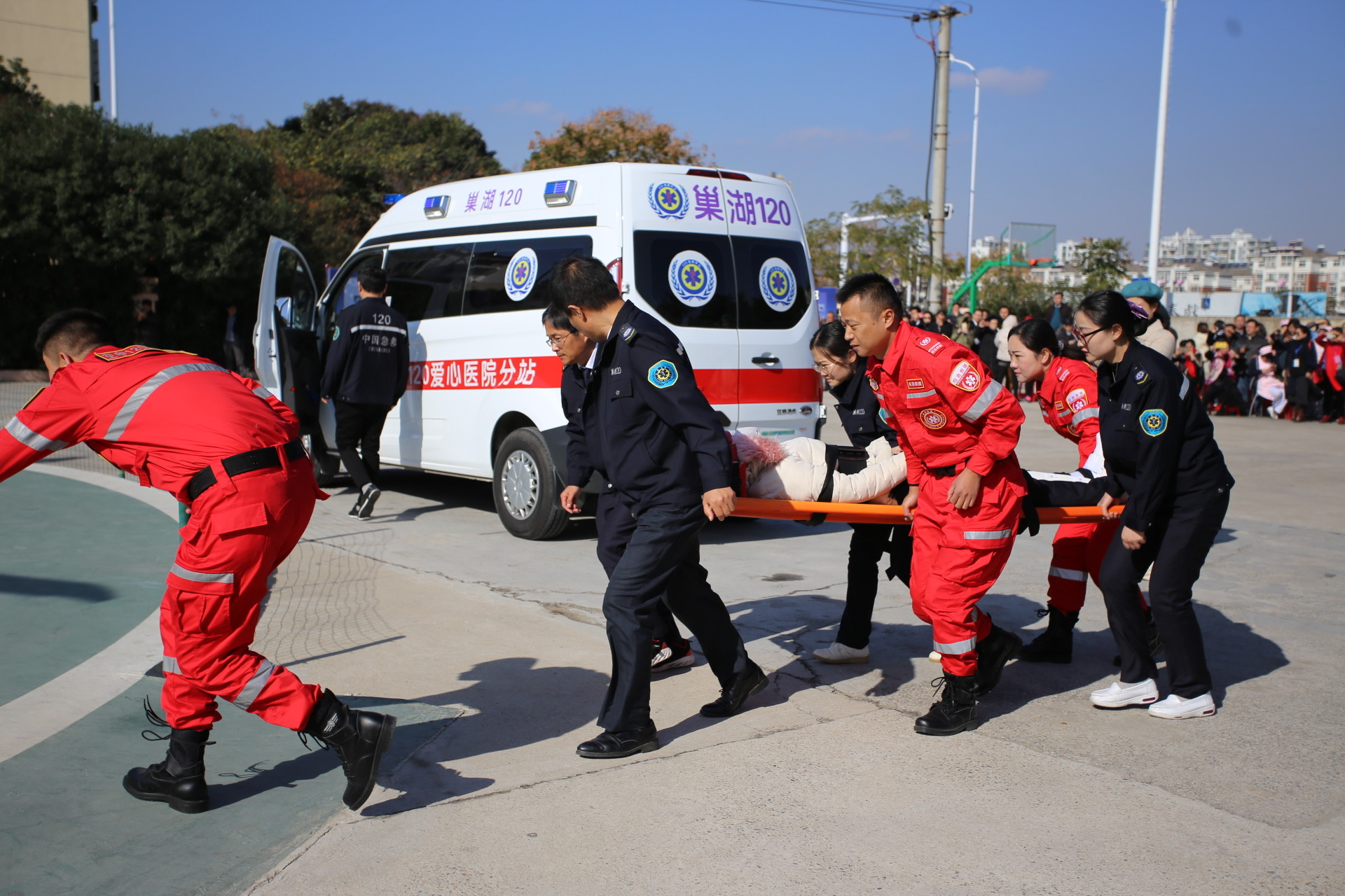 巢湖市空中120應急救援隊隊員搶救患者