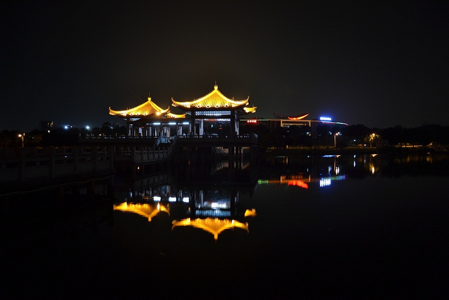 月荷湖九曲橋夜景