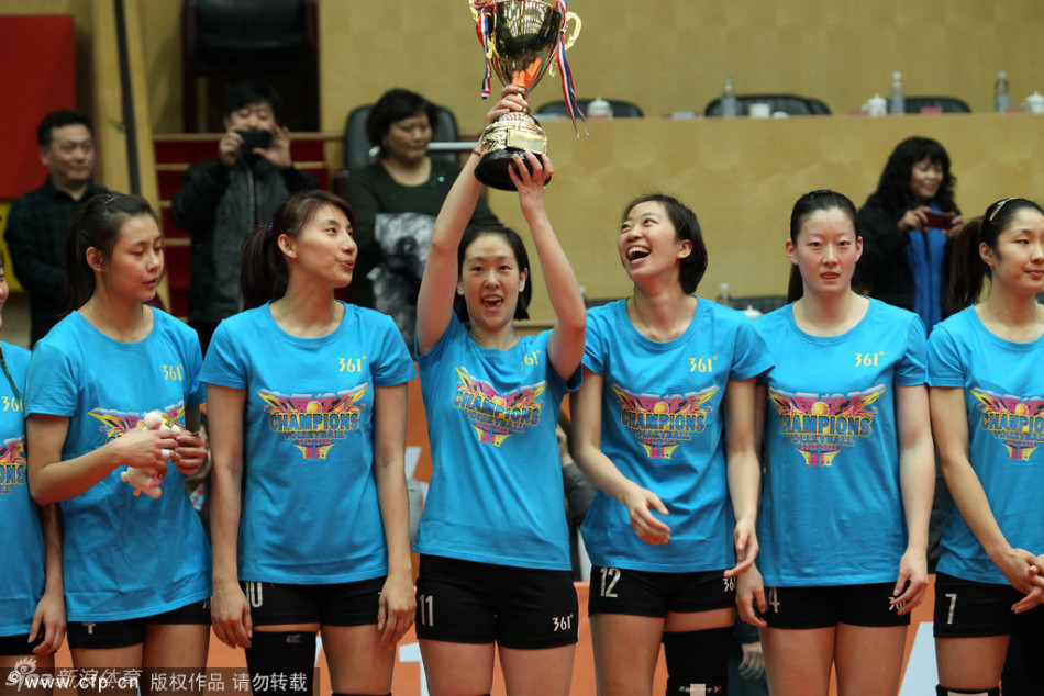 天津女排高舉冠軍獎盃