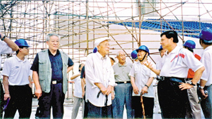 2001年宋志英參觀廣東奧林匹克體育中心工地