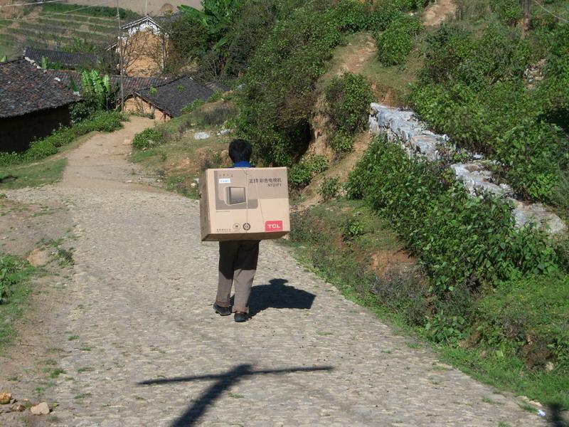 雲南省鳳慶縣新華彝族苗族鄉文平村進村道路