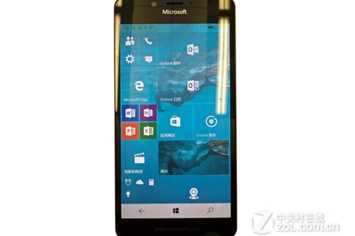 Microsoft Lumia 750（移動4G）