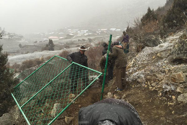 2015年3月庫局鄉幹部及民眾冒風雪安裝農田網圍欄