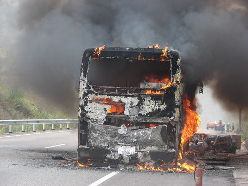 8·6廣東載44人大巴高速路自燃事故