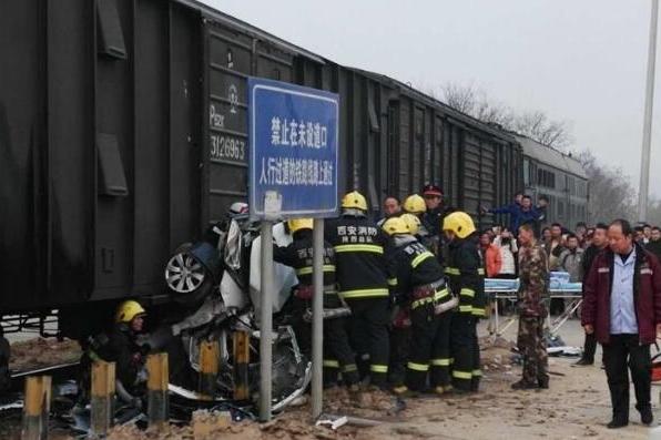 1·21西安轎車與火車相撞事故