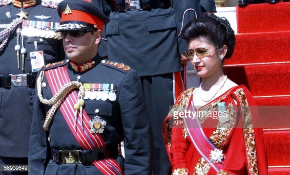 著戎裝的尼泊爾末代皇儲帕拉斯攜太子妃閱兵