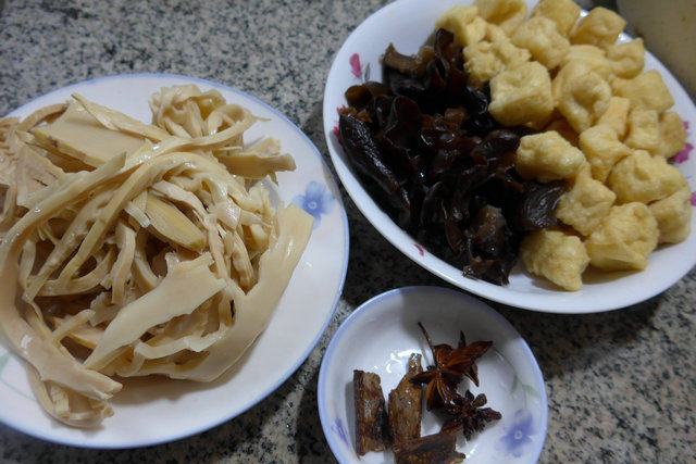 木耳油豆腐筍雞湯