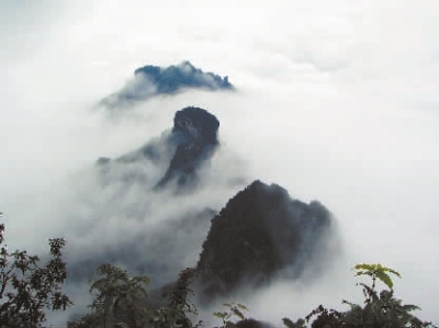 冰蝕地貌，冰斗縱橫，冰溜遺痕