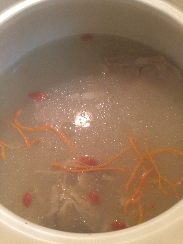 豬腿骨菌菇湯