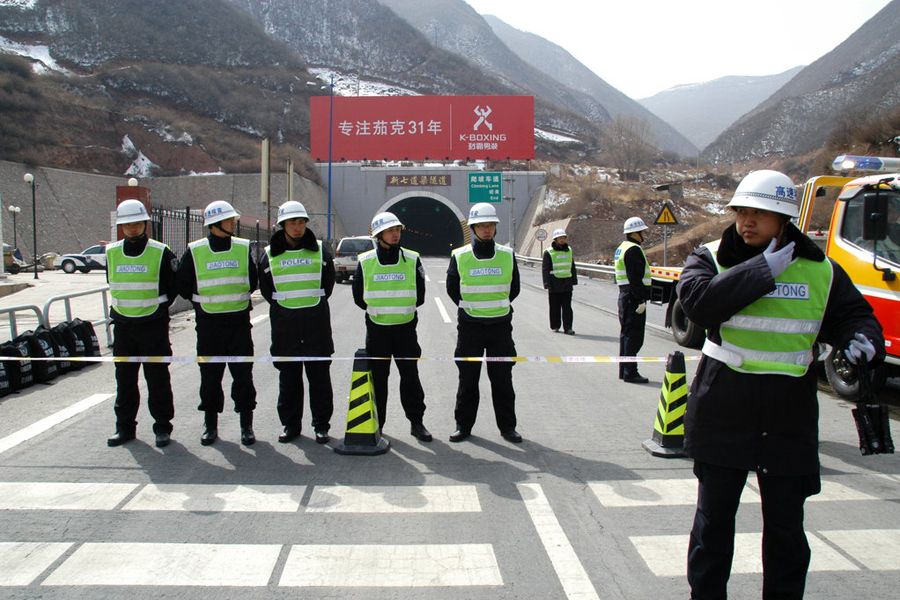 交警封鎖隧道