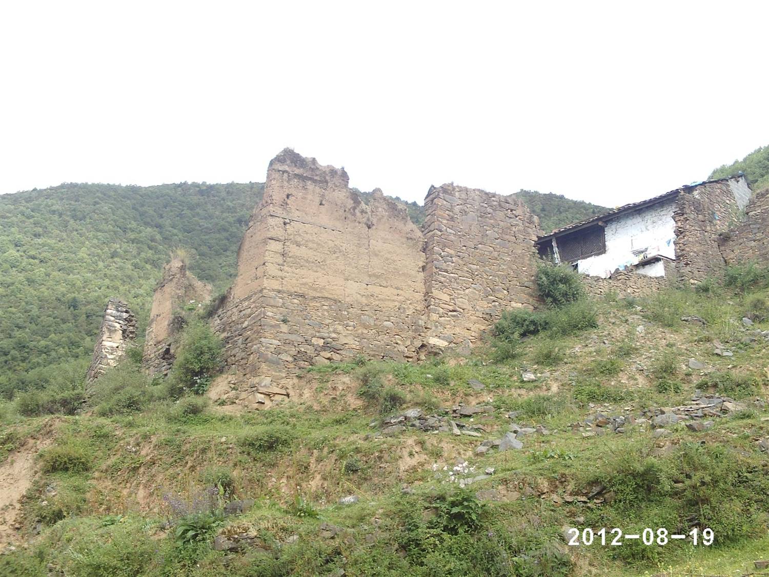 八步里龍嘎多嶺寺殘垣