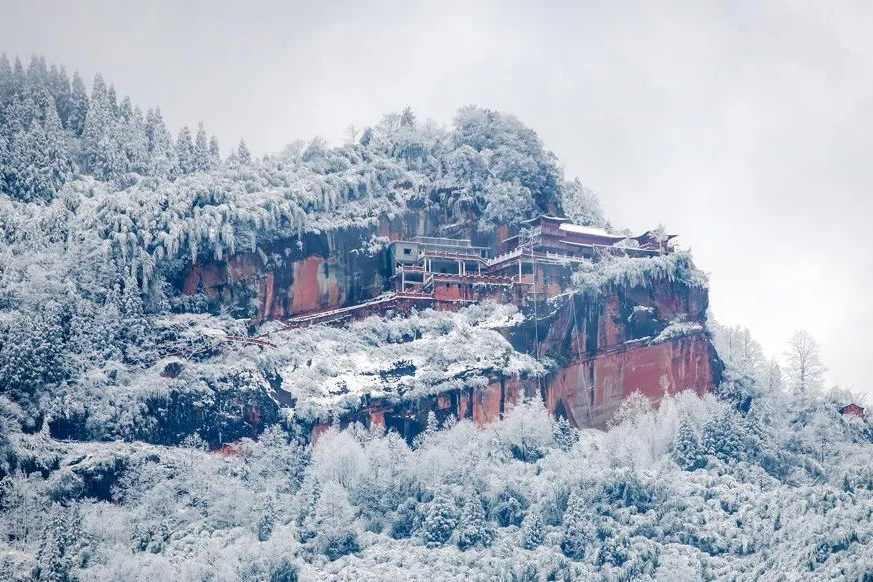 紅岩霽雪