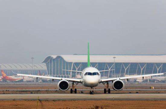 國產大飛機——C919擇機起飛