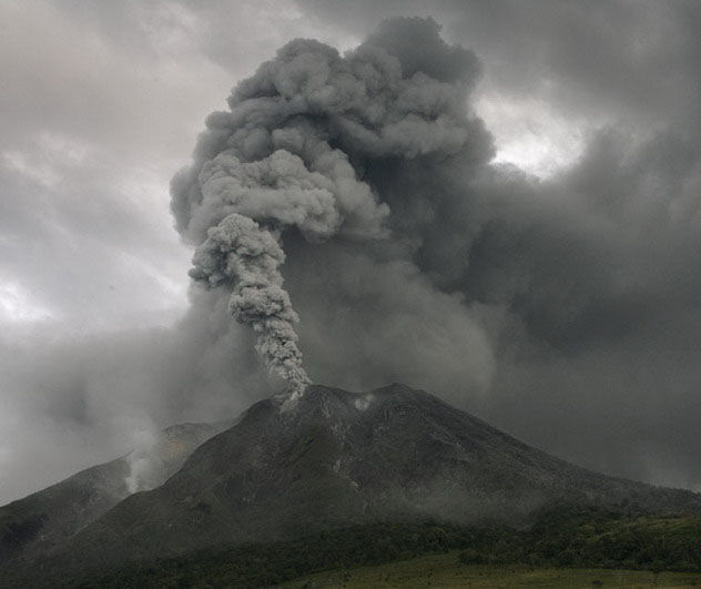 印尼錫納朋火山噴發