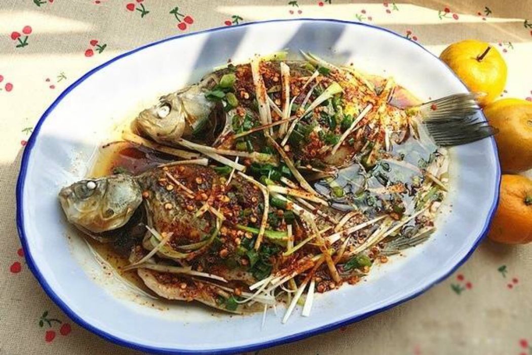 野生菜蔥油小鯽魚