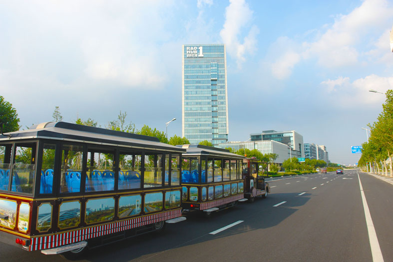 創研港1號樓和園區內的交通工具——小火車