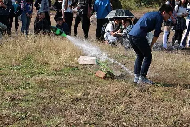 水火箭飛出瞬間